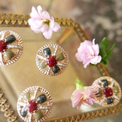 Пуговицы металлические дополненные эмалью и стразами