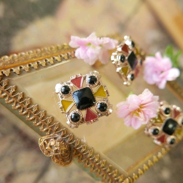 Пуговицы квадратные металлические дополненные цветной эмалью