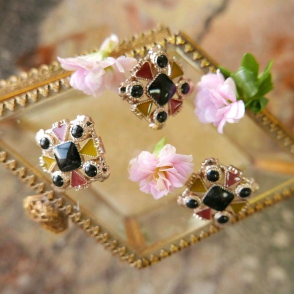 Пуговицы квадратные металлические дополненные цветной эмалью