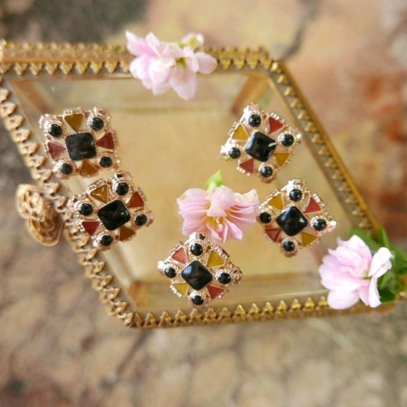 Пуговицы квадратные металлические дополненные цветной эмалью