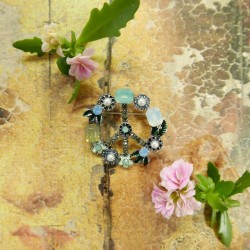 Брошь для одежды с цветными камешками