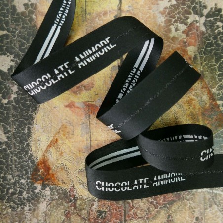 Плотная репсовая лента с блестящей полоской и белым шрифтом