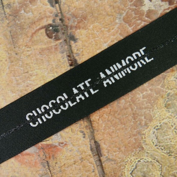 Плотная репсовая лента с блестящей полоской и белым шрифтом