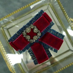 Брошь-бант бархатный с синей бахромой