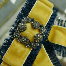 Брошь-бант бархатный с синей бахромой