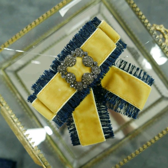 Брошь-бант бархатный с синей бахромой