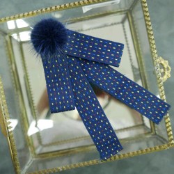 Брошь-бант из репсовой ленты в крапинку и  меховым декором