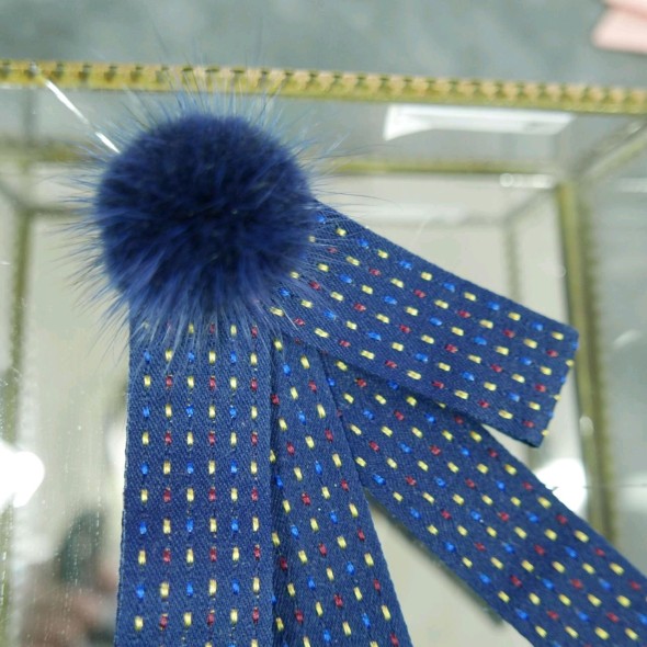 Брошь-бант из репсовой ленты в крапинку и  меховым декором