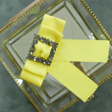 Бант-брошь лимонно-желтого цвета с декором из серых камней и страз