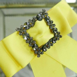 Бант-брошь лимонно-желтого цвета с декором из серых камней и страз