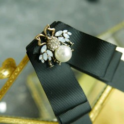 Брошь-бант из чёрной репсовой лентой с жемчужной мухой
