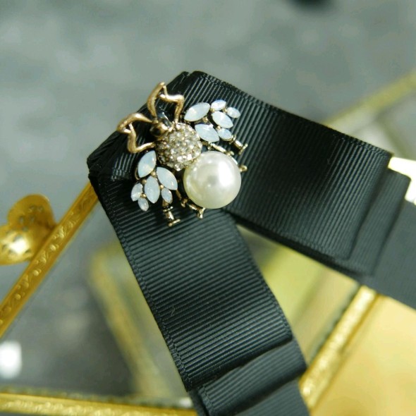 Брошь-бант из чёрной репсовой лентой с жемчужной мухой