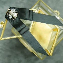 Брошь-бант из чёрной репсовой лентой с жемчужной мухой