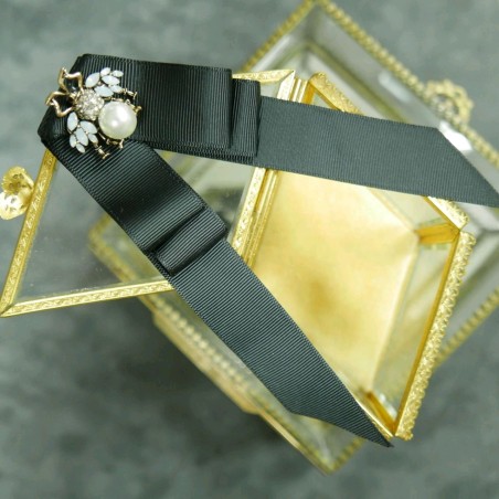 Брошь-бант из чёрной репсовой лентой с жемчужной мухой