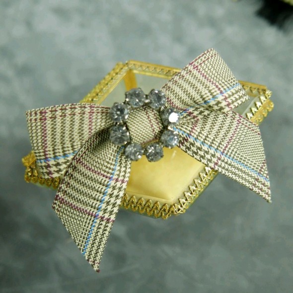 Брошь бант в клетку