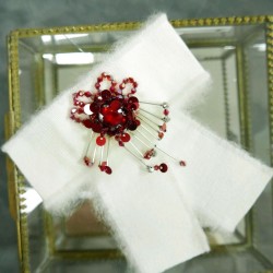 Бант-брошь из репсовой ленты с декором из бисера и пайеток