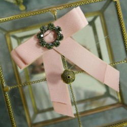 Брошь-бант из репсовой ленты с оригинальным украшением