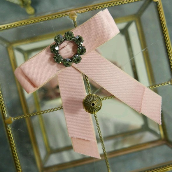 Брошь-бант из репсовой ленты с оригинальным украшением