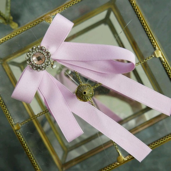 Брошь-бант из репсовой ленты с декором