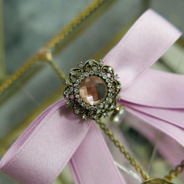 Брошь-бант из репсовой ленты с декором