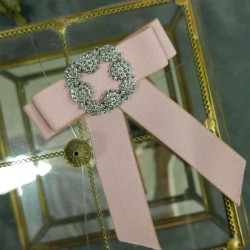 Розовый брошь-бант из плотной репсовой ленты