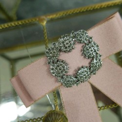 Розовый брошь-бант из плотной репсовой ленты