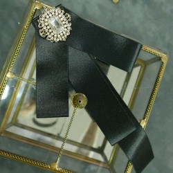 Бант-брошь из чёрной атласной ленты на булавке