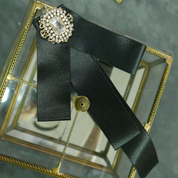 Бант-брошь из чёрной атласной ленты на булавке