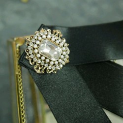 Бант-брошь из чёрной атласной ленты на булавке