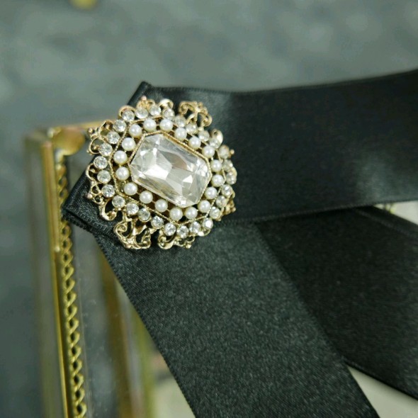 Бант-брошь из чёрной атласной ленты на булавке