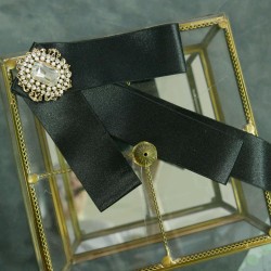 Бант-брошь из чёрной атласной ленты на булавке