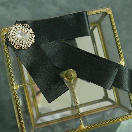 Бант-брошь из чёрной атласной ленты на булавке