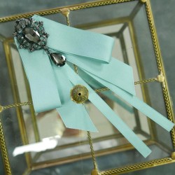 Мятный бант-брошь на булавке