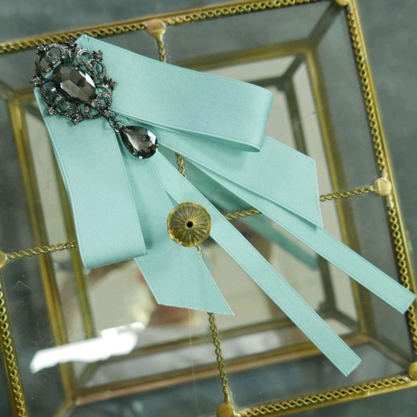 Мятный бант-брошь на булавке