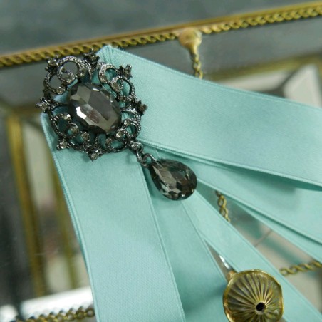 Мятный бант-брошь на булавке