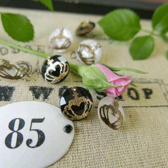 Пуговицы с золотистыми коронами