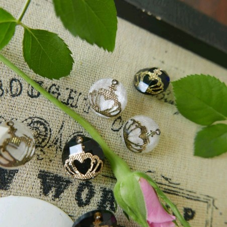 Пуговицы с золотистыми коронами