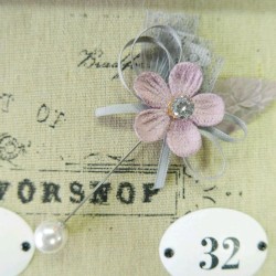 Булавка с кружевным бантом и цветком