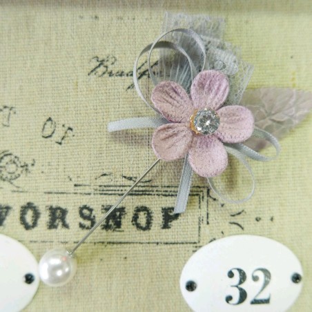 Булавка с кружевным бантом и цветком