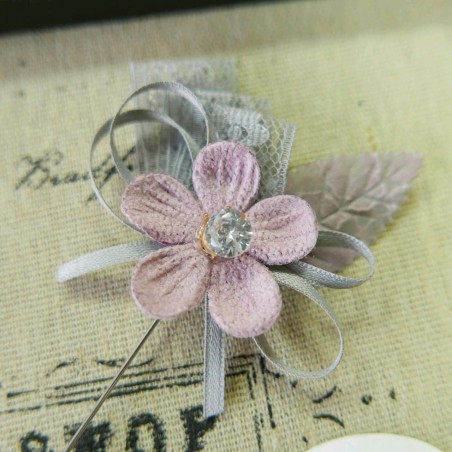 Булавка с кружевным бантом и цветком