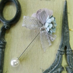 Булавка с кружевным бантом и цветком