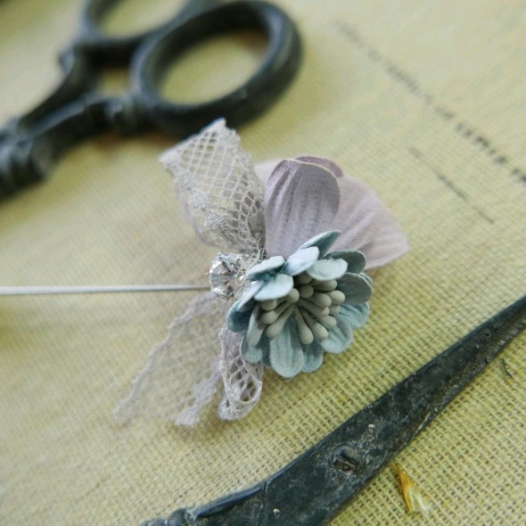 Булавка с кружевным бантом и цветком