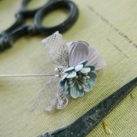 Булавка с кружевным бантом и цветком