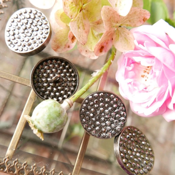 Пуговицы тёмного серебра со стразами