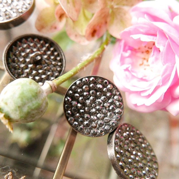 Пуговицы тёмного серебра со стразами