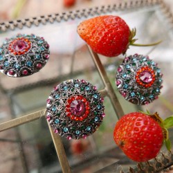 Пуговицы тёмного серебра с разноцветными камешками