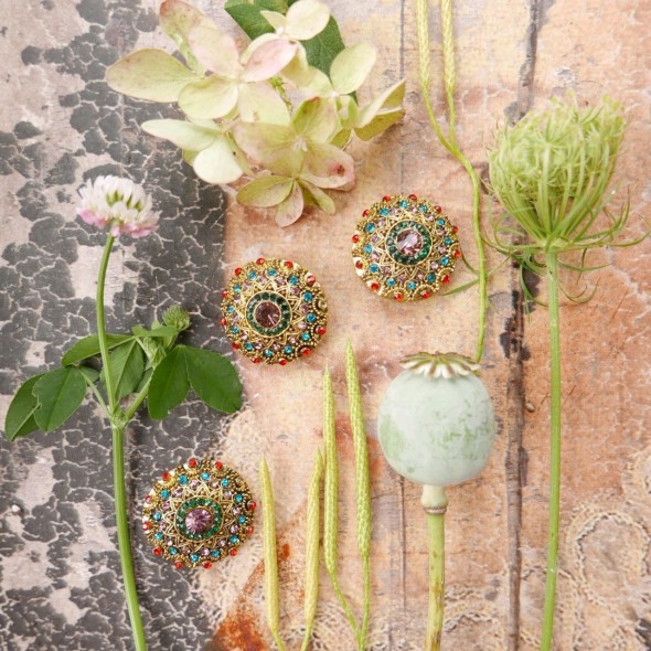 Пуговицы золотистые с разноцветными камешками