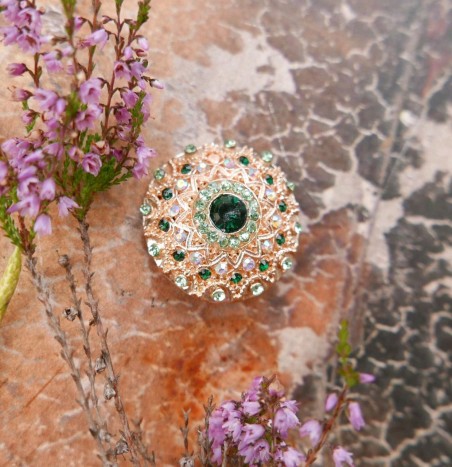 Пуговицы золотистые с зелёным камешками