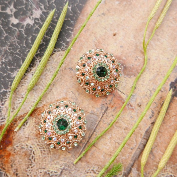 Пуговицы золотистые с зелёным камешками