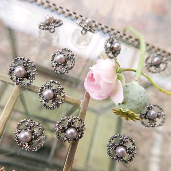 Ажурные пуговицы с серой жемчужиной